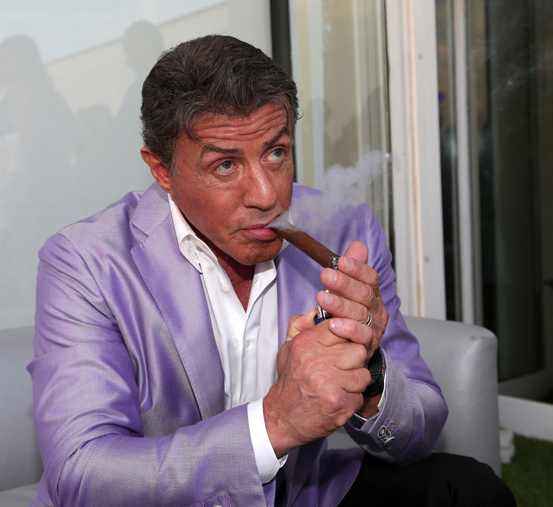 Sylvester stallone fuma un sigaro. sigari egm