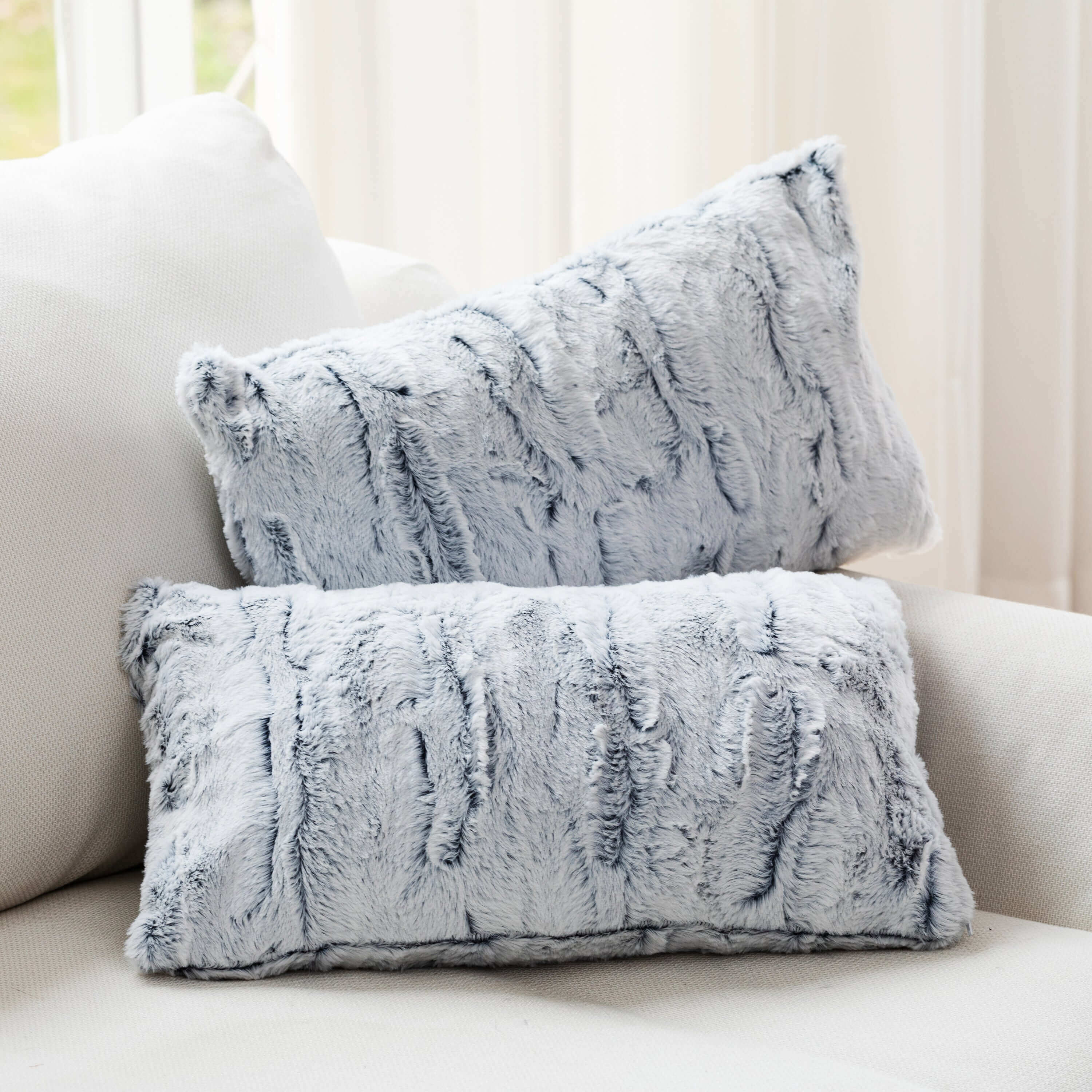 https://cdn.shopify.com/s/files/1/2091/6511/products/cheer-collection-embossed-faux-fur-throw-pillows-12-x-20-whiteblue-112816.jpg?v=1672304300