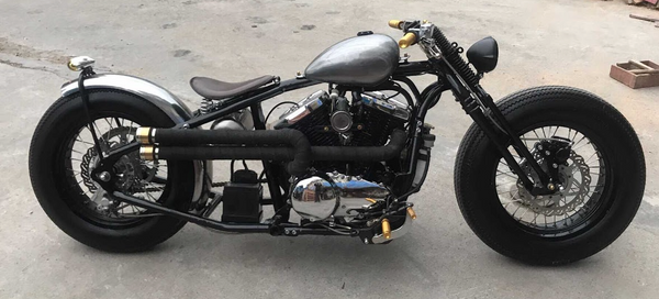 Strip termal sepeda motor hitam dengan kalung logam contoh