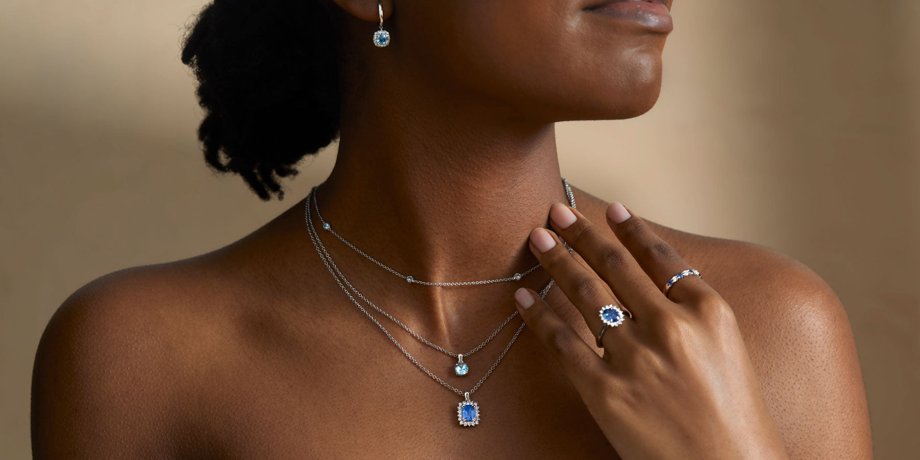Etwas blaue Inspiration für Hochzeitsschmuck mit blauen Saphir- und Aquamarin-Ohrringen und einer Halskette | Leitfaden für Brautschmuck mit Fenton