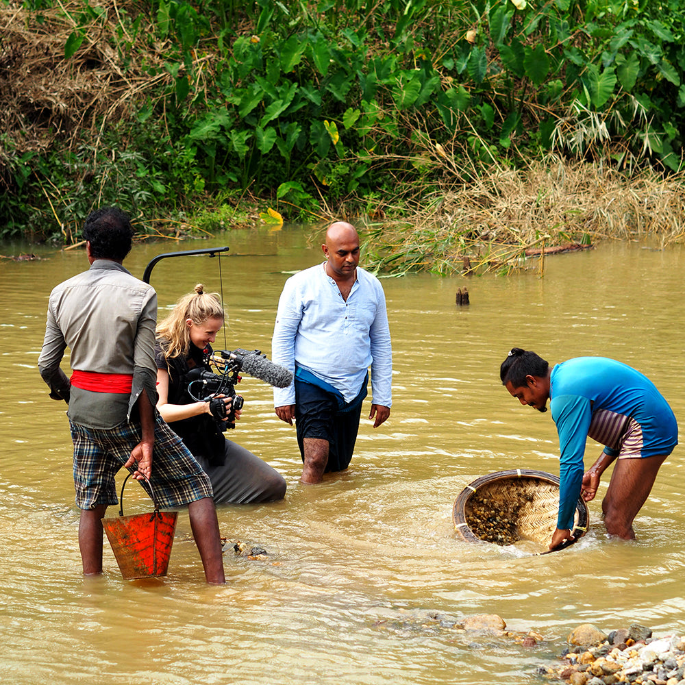 comment une bague est fabriquée, bague fenton, bagues fenton, dans les coulisses, exploitation minière de pierres précieuses, exploitation minière de rivière, exploitation minière de saphir, saphir sri lankais