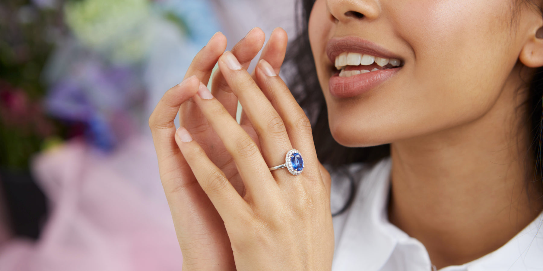 Leitfaden für Saphire mit einer Frau, die den Blue Sapphire Vintage Ring von Fenton Jewellery trägt