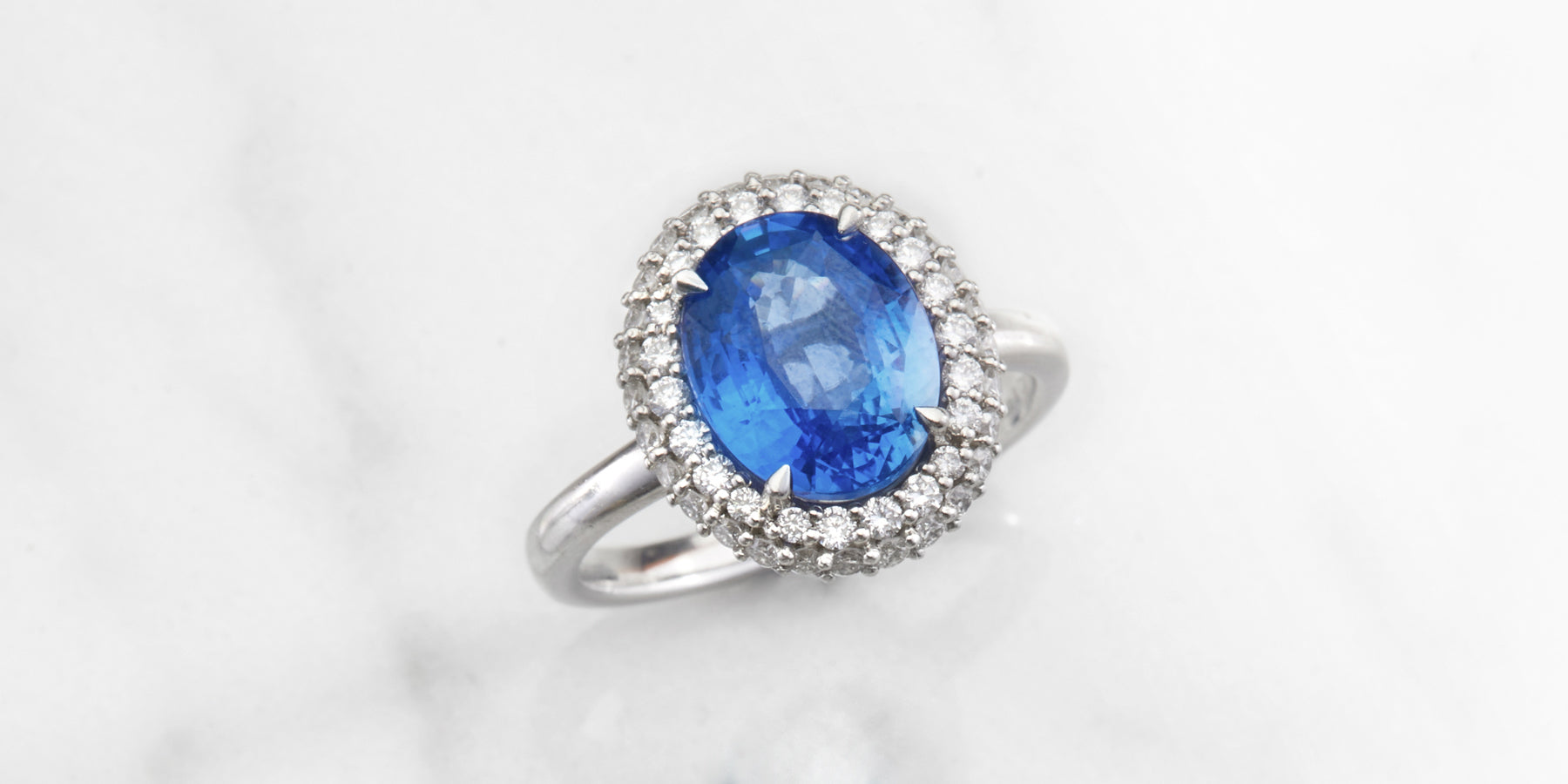 Bague saphir bleu et halo de diamants de Fenton