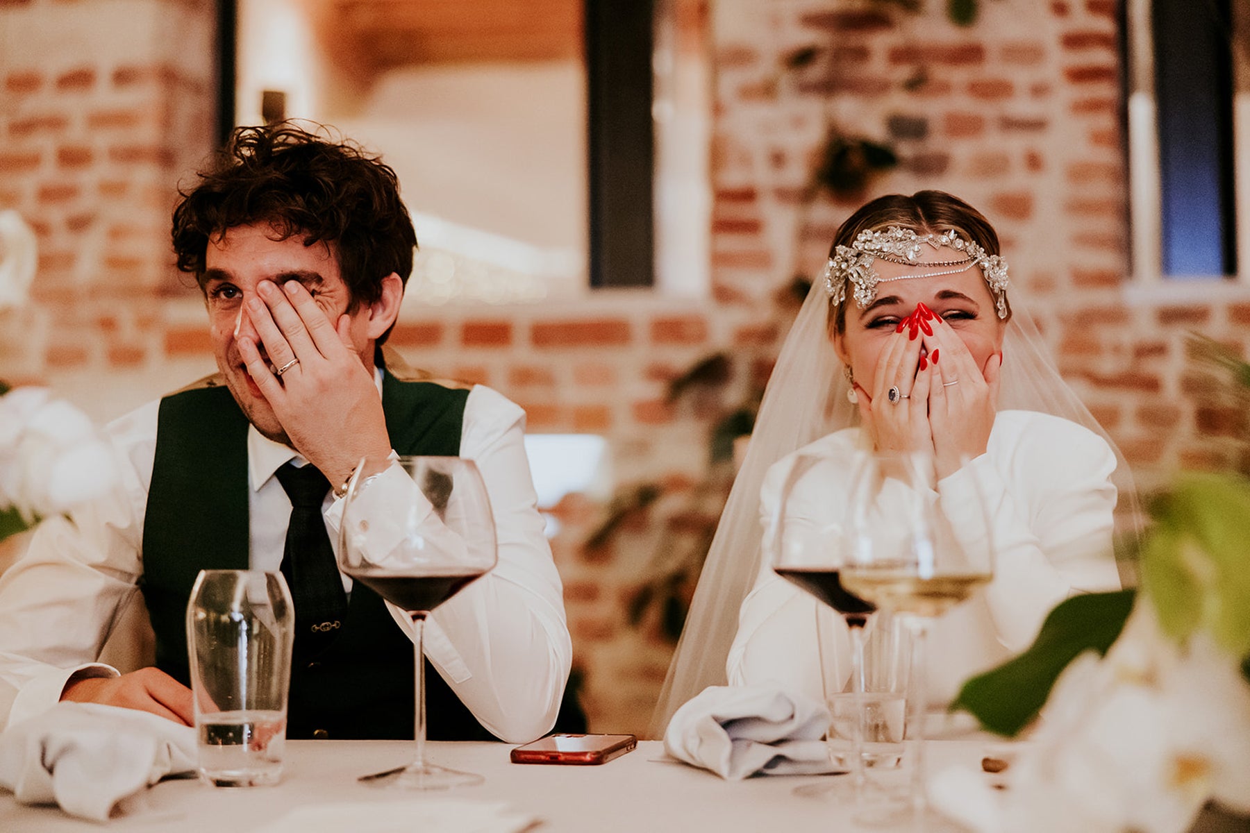 Emotionales Brautpaar bei der Hochzeit Herren-Ehering mit blauem Saphir und einem Vintage-Ring mit blauem Saphir vom feinen Juwelier Fenton