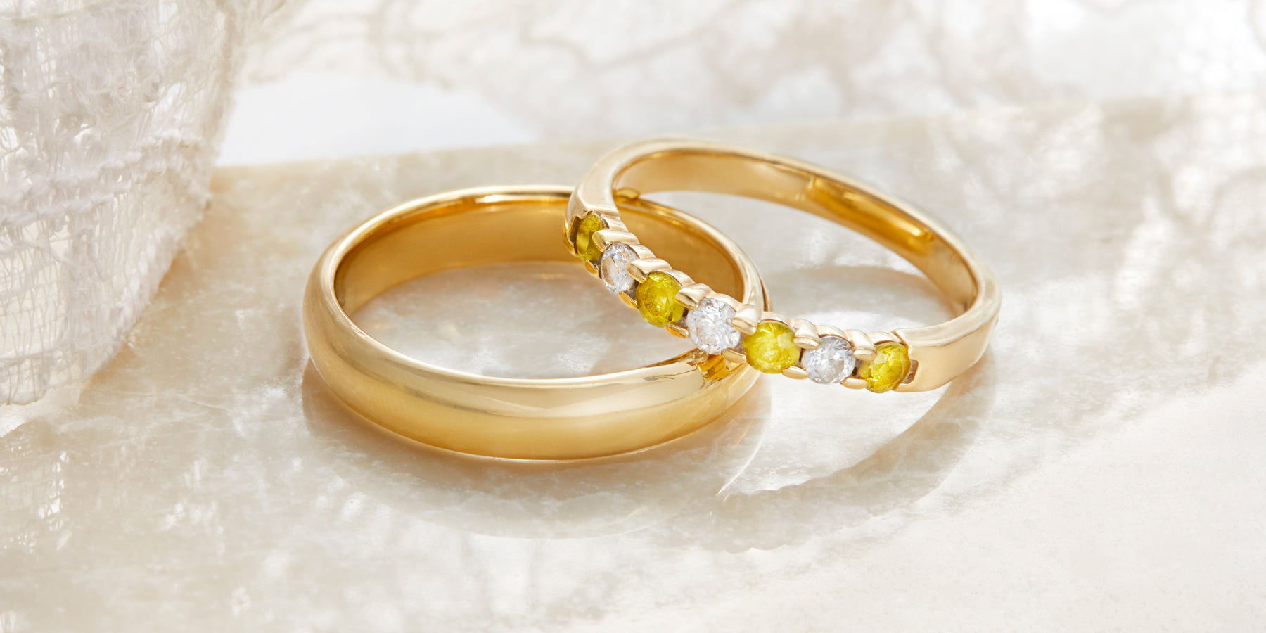 Geschenkideen zum Muttertag | Sieben-Steine-Band aus gelbem Saphir und Diamant und Band aus schlichtem 18-karätigem Gelbgold