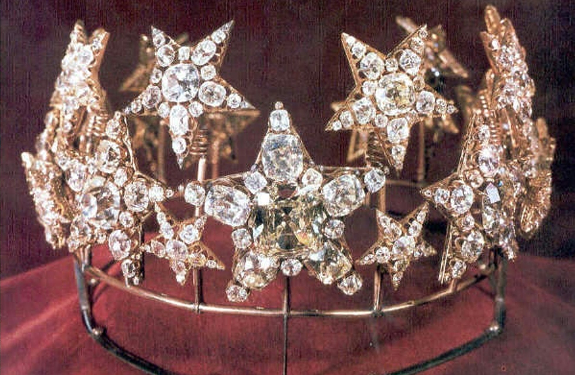 Fotografie des Diadems der Sterne, gefertigt 1853 für die damalige Königingemahlin von Portugal Maria Pia von Savoyen