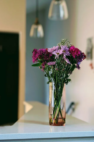 Sway vase with flowers