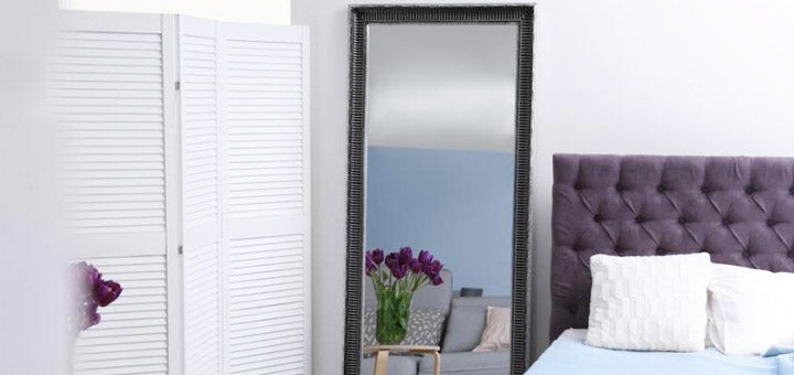 espejo rectangular con bordes marrones en dormitorio
