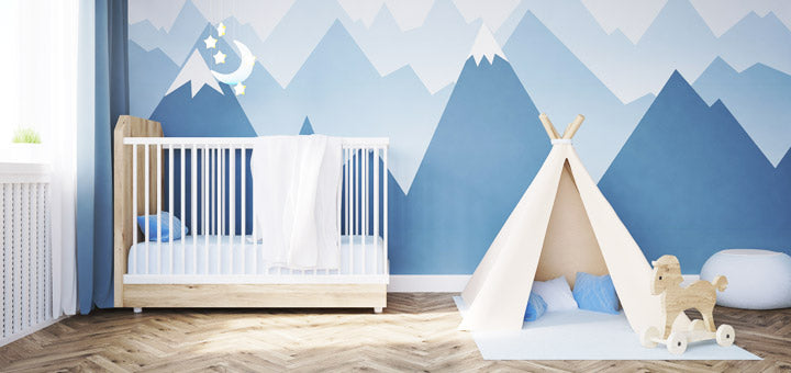 cuarto de bebé niño con paredes con diseño de montañas y la luna