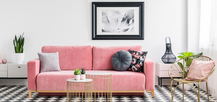 muebles rosados en sala ordenada
