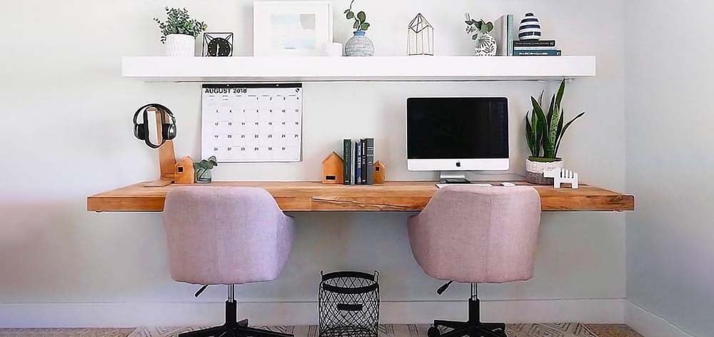 escritorio con sillas rosas