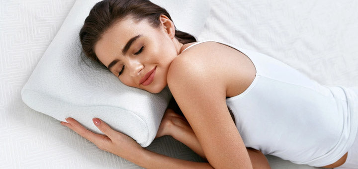 mujer sonríe mientras duerme sobre su almohada