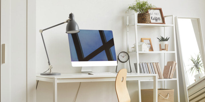 escritorio con lámpara grande color plomo 