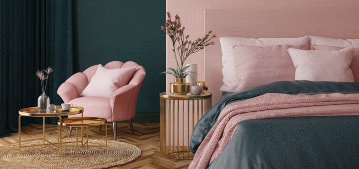habitación rosa con silla rosa para descansar