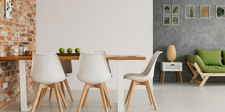 mesa de comedor de madera con sillas blancas