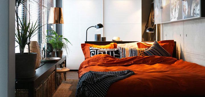 dormitorio con cubrecama naranja