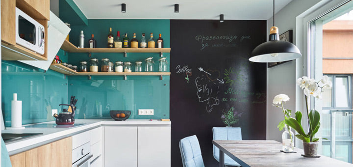 cocina con pared de color verde y negra