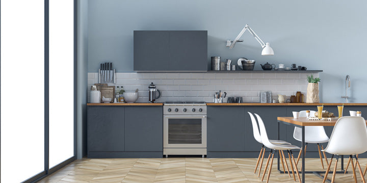 cocina moderna con gabinetes de color azul 