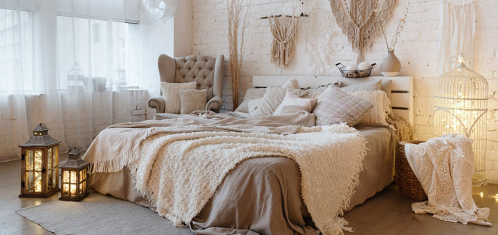 dormitorio con ropa de cama en tonos tierra