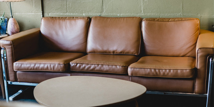 sofa de cuero marrón