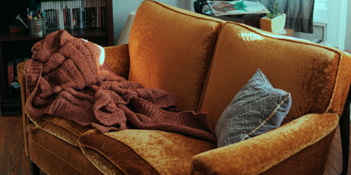 sofa para dos personas mostaza