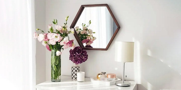 espejo hexagonal de madera sobre pared blanca