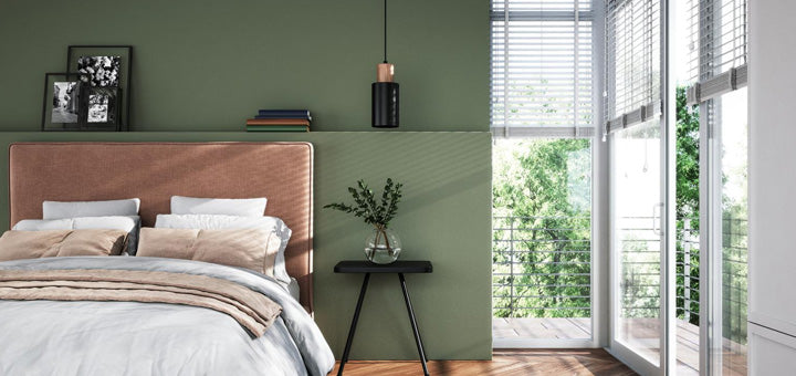 cuarto verde con cama con cabecera mostaza