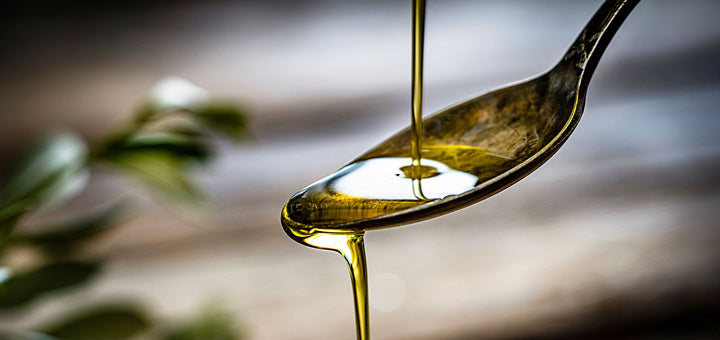 cuchara llena de aceite de oliva