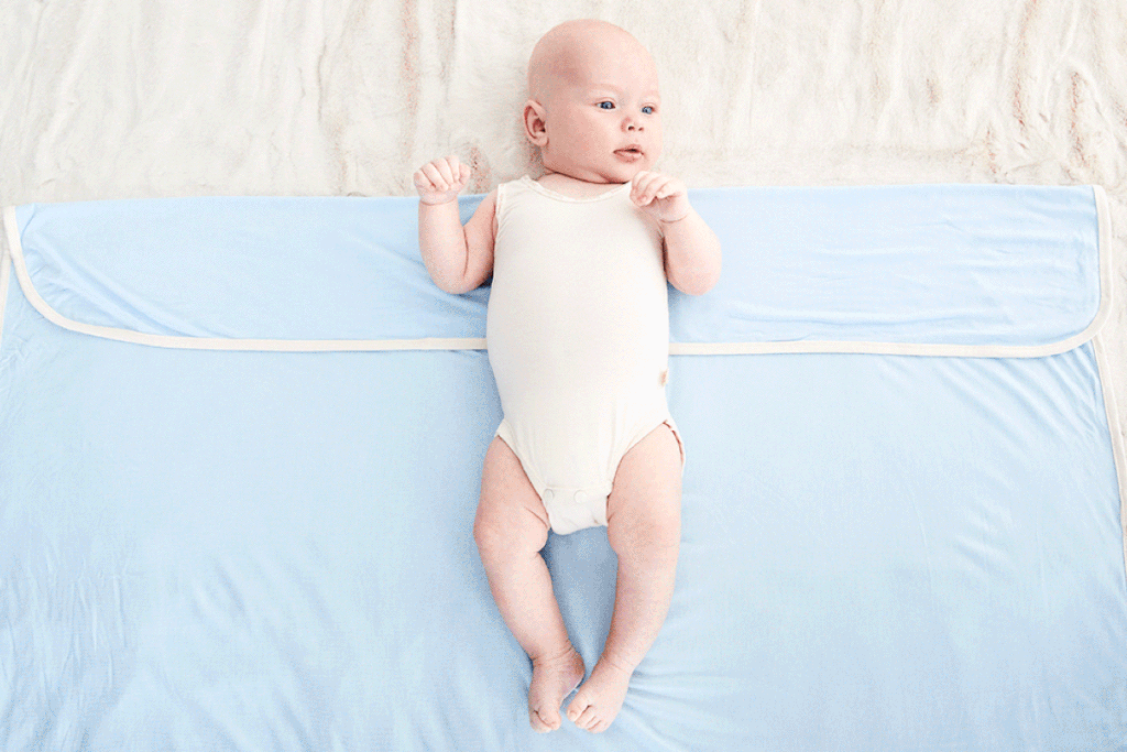 How to swaddle a baby in step by step motion GIF format