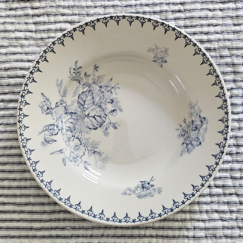 https://cdn.shopify.com/s/files/1/2101/2541/files/Blue-Leaf-Transferware-Soup-Bowl-Ticking--SQ_1600x.jpg?v=1694609537