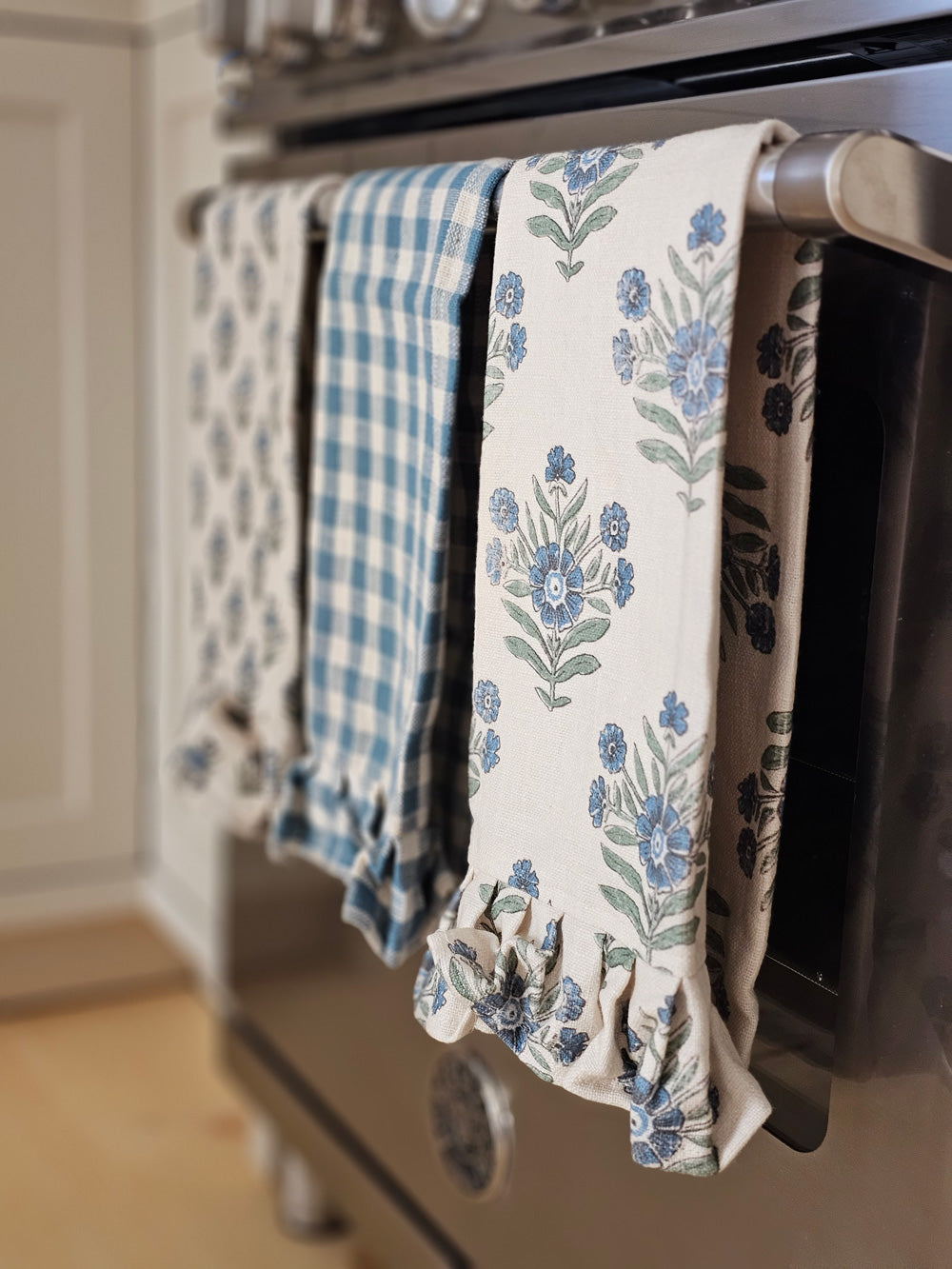 https://cdn.shopify.com/s/files/1/2101/2541/files/Cottage-Blue-Gingham-and-Block-Print-Tea-Towels-Oven-V_5000x.jpg?v=1701696843