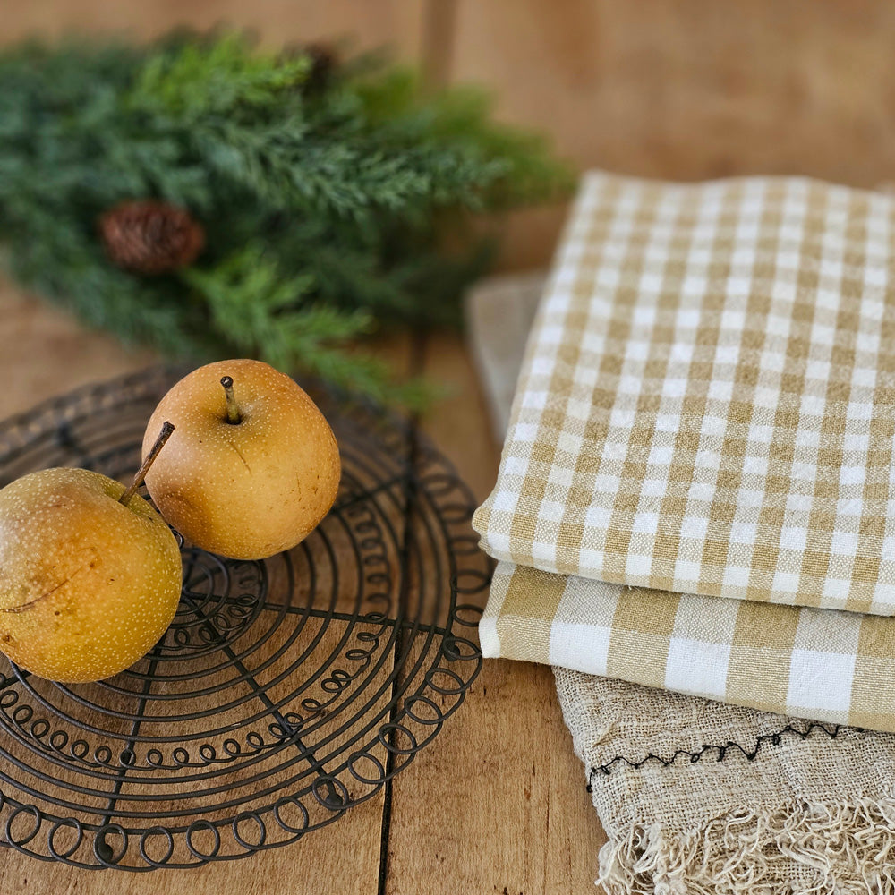 https://cdn.shopify.com/s/files/1/2101/2541/files/Golden-Wheat-Gingham-Kitchen-Towels-with-Trivet-and-pears_2048x.jpg?v=1700155007