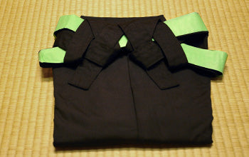 How to put on and fold Hakama 18