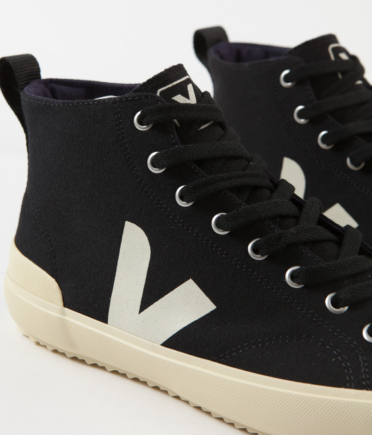 veja black canvas