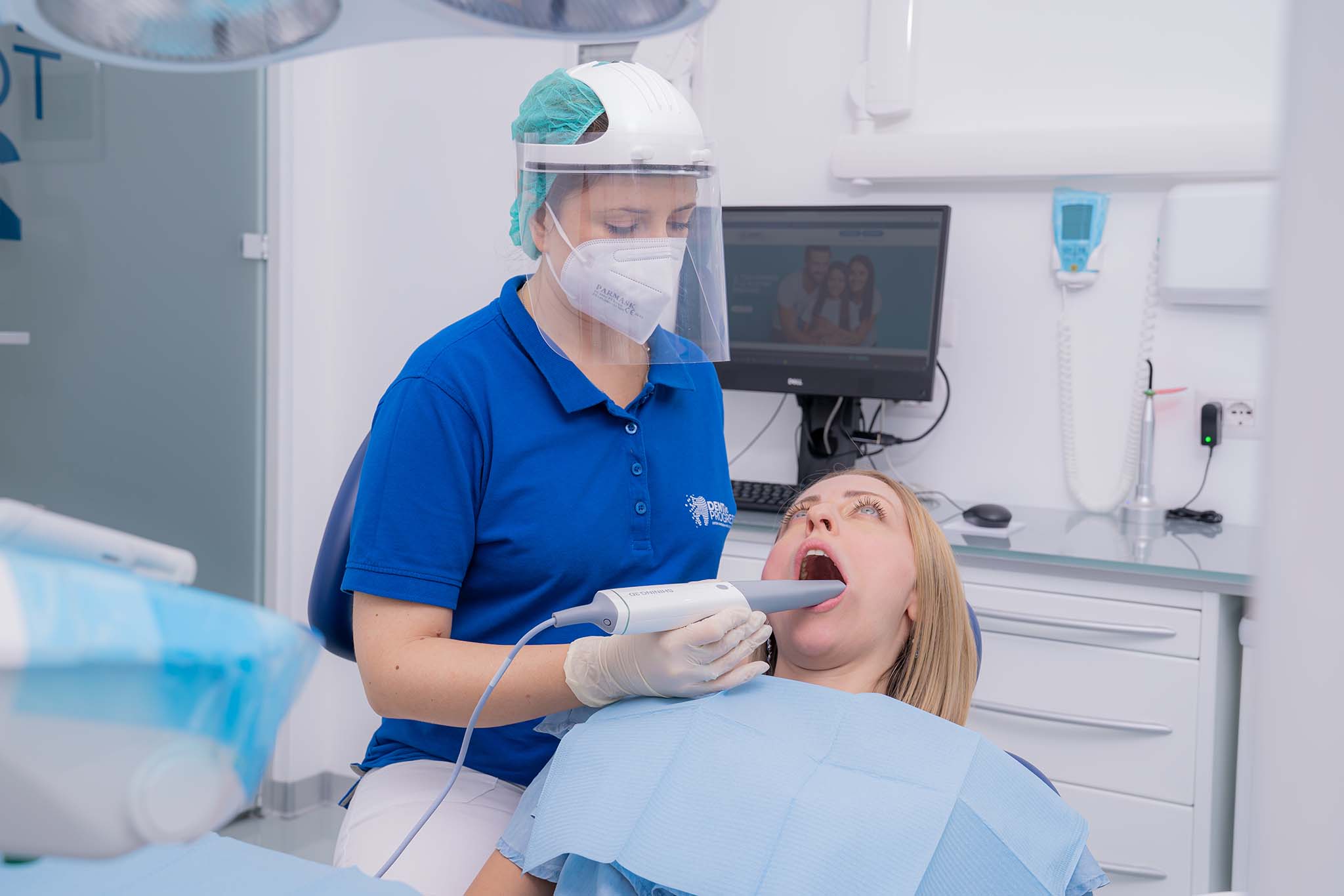 A Dentist scanning a patient's mouth using the Aoralscan 3