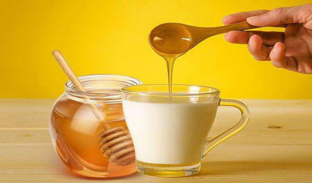 Uống sữa với mật ong