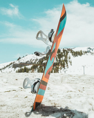 滑雪板绑定在雪