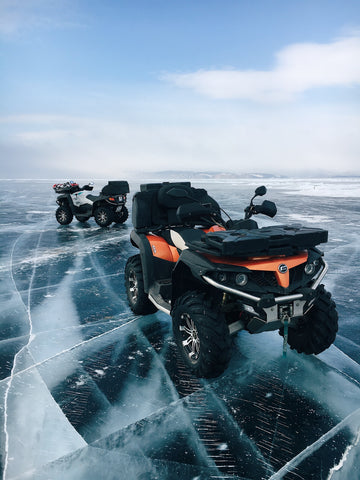atv en el lago de hielo