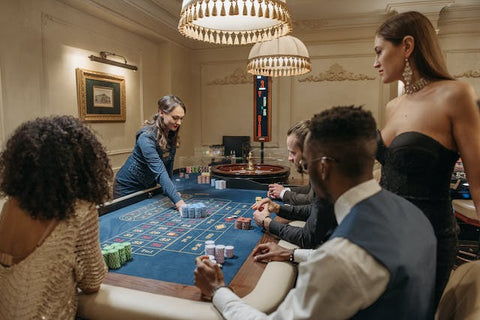 Leute am Casino-Tisch
