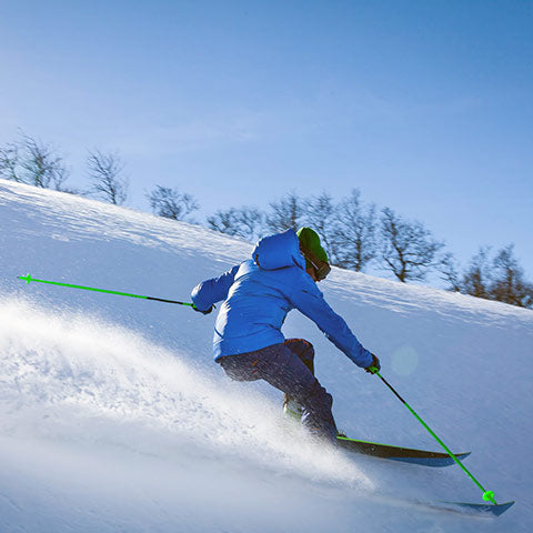 skieur rapide en descente