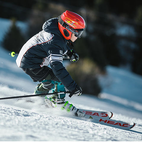 Enfant portant un casque de ski