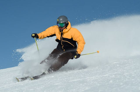 man använder skidor