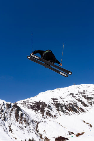 человек, летящий по воздуху во время катания на лыжах