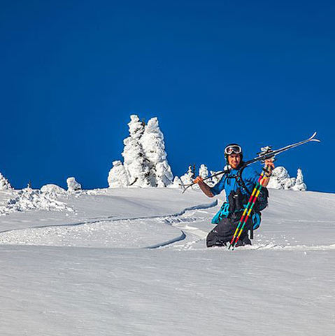 Mann mit Skijacke und Ausrüstung