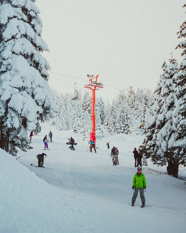 les gens sur la piste de ski