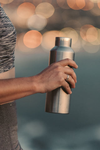 زجاجة مياه قابلة لإعادة الاستخدام ومعزولة