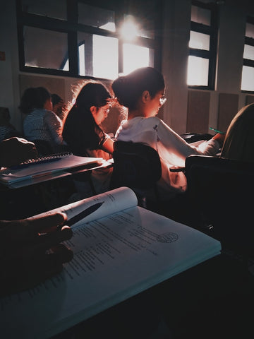 enfants assis en classe