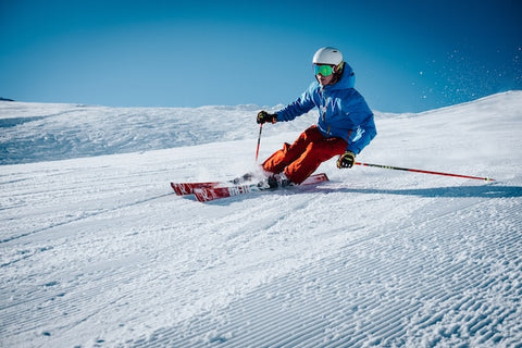 män som åker skidor