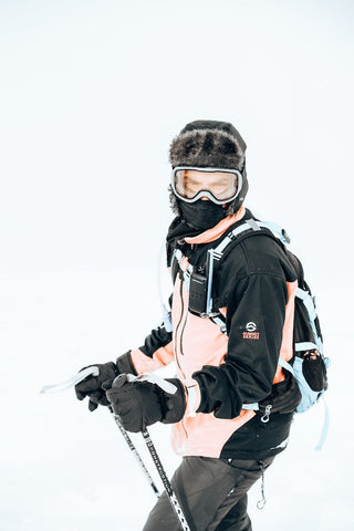 Skifahrer komplett mit Skiausrüstung