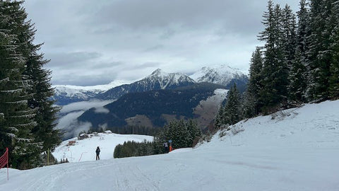 Sciatore sul pendio di neve in montagna invernale